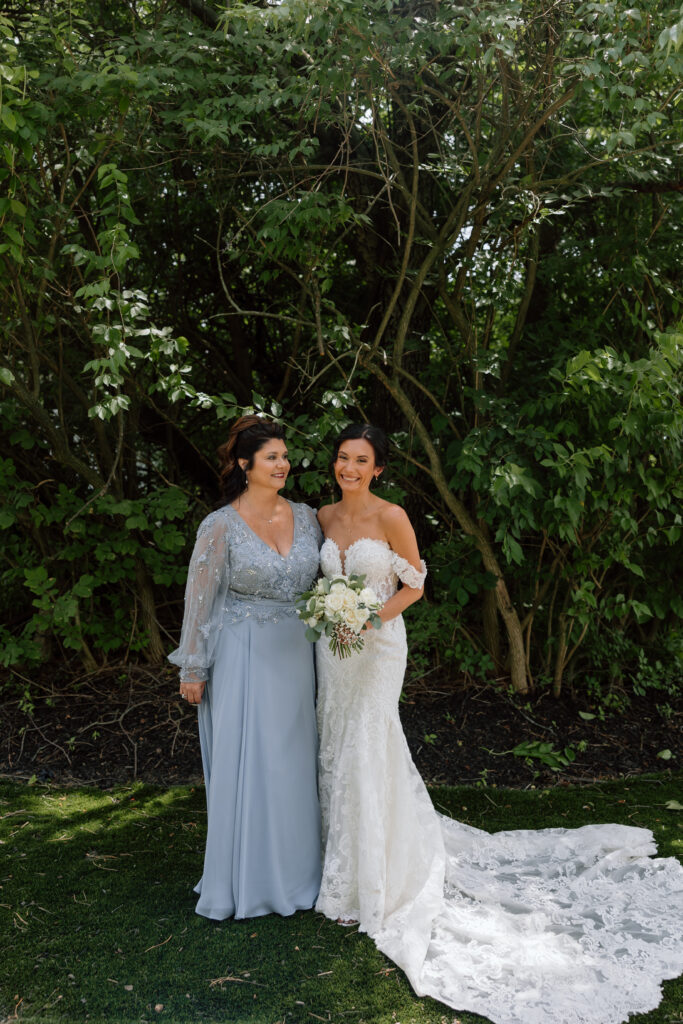 Watersedge wedding venue in Columbus, Ohio, bride with mom