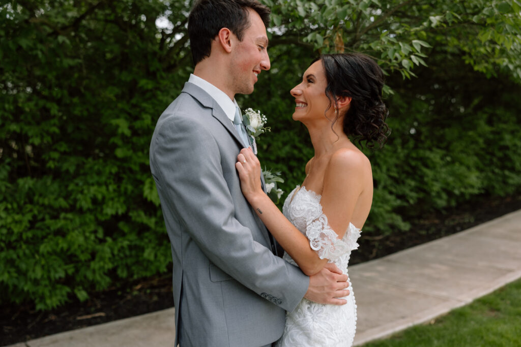 Watersedge wedding venue in Columbus, Ohio, bride and groom first look with bridal portraits