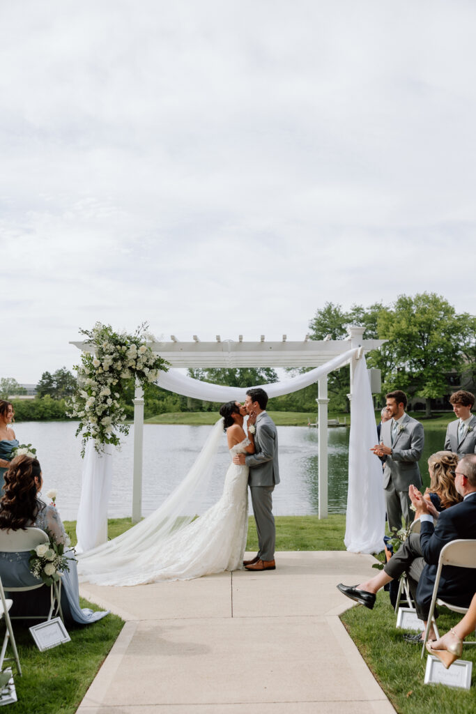 Watersedge wedding venue in Columbus, Ohio, first kiss